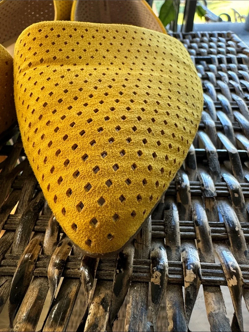 Franco Sarto Honey2‎ Yellow Pointed-Toe Perforated Flats Women’s Size 9.5